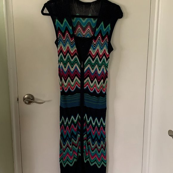 Sleeveless dress with dark navy background - Picture 3 of 5